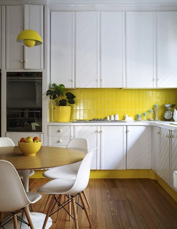 Yellow kitchen backasplash
