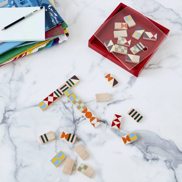 Patterned dominoes game