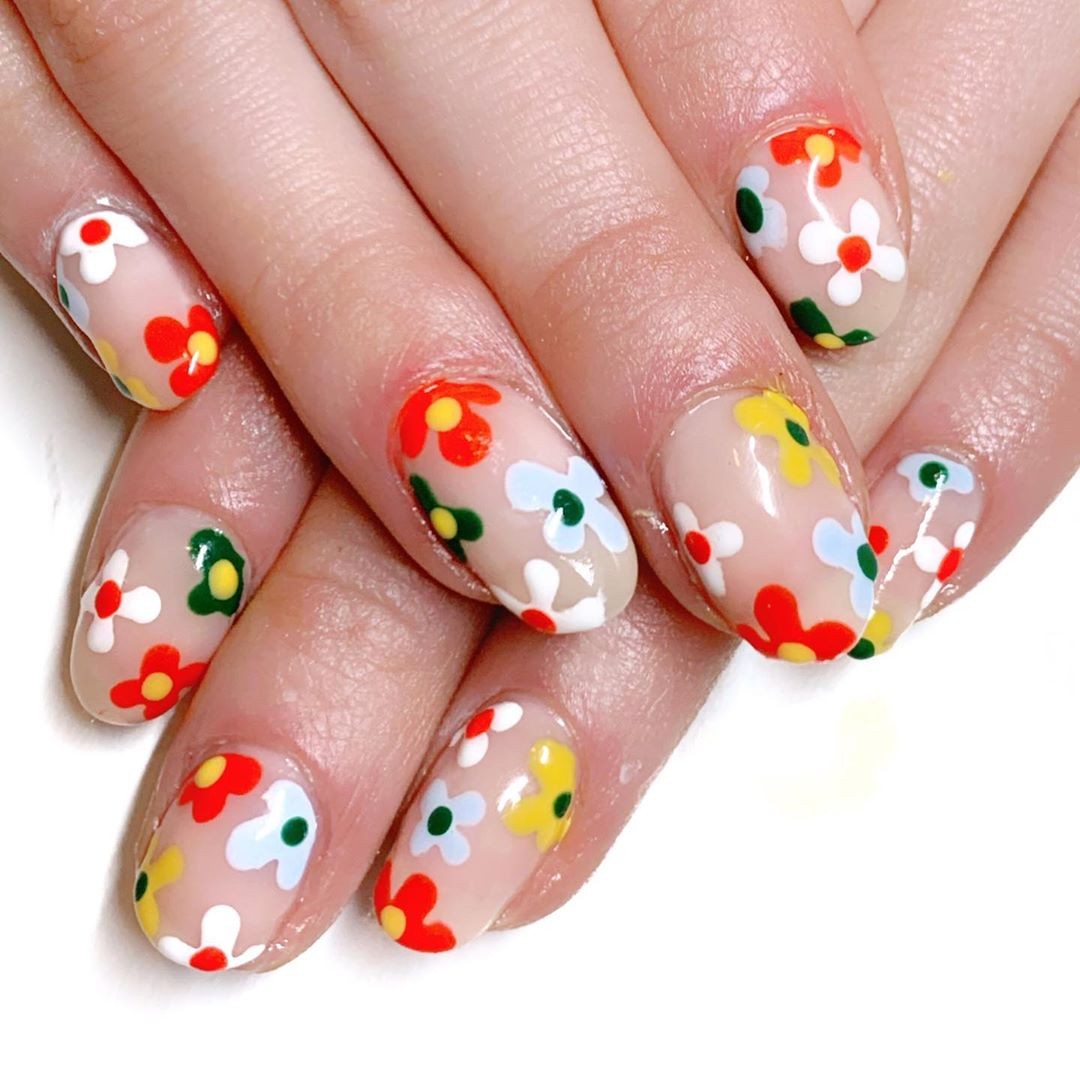 Manicure with multicolored retro daisies | Multicolor Nail Ideas
